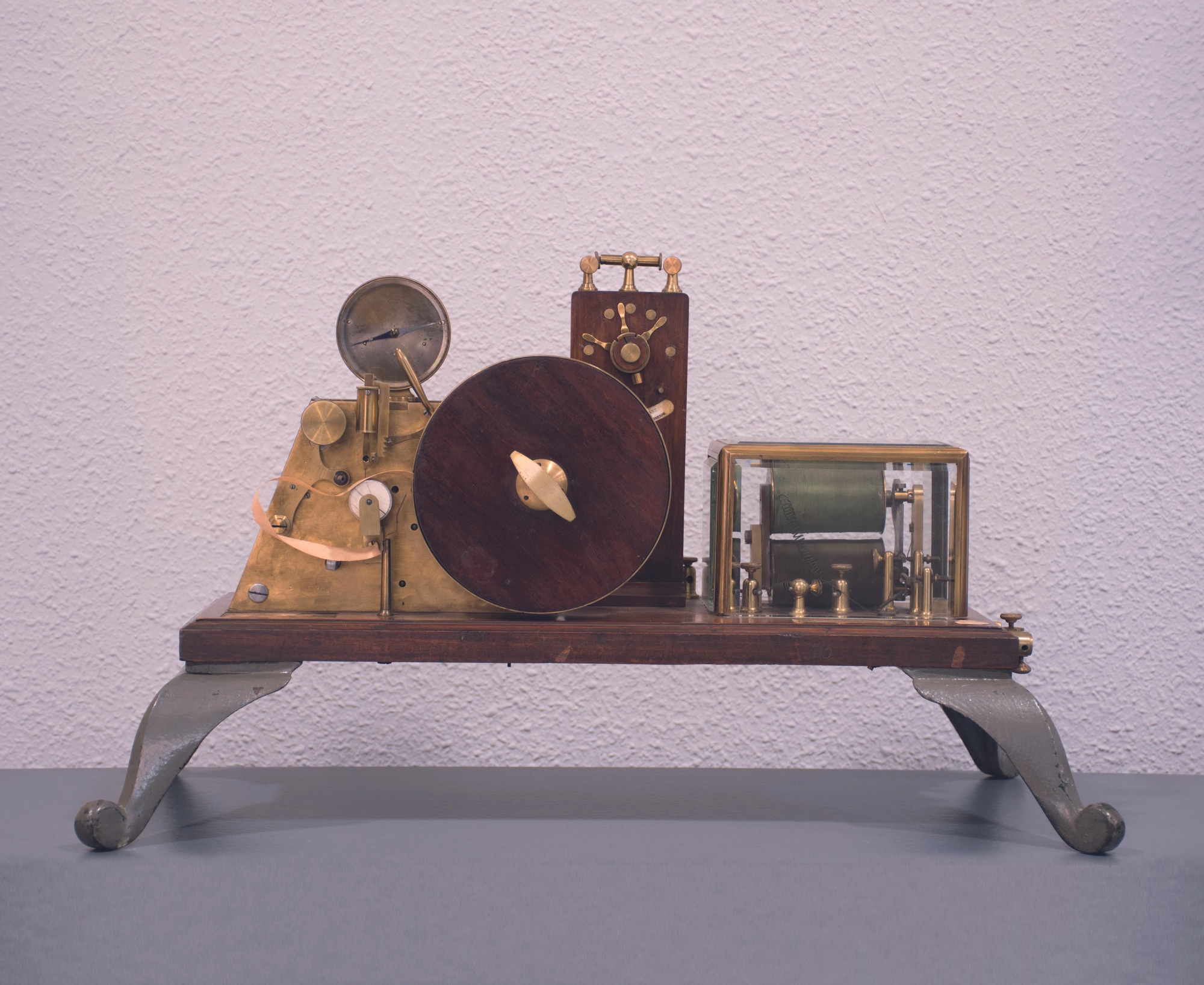 Primer aparato telegáfico morse perforador