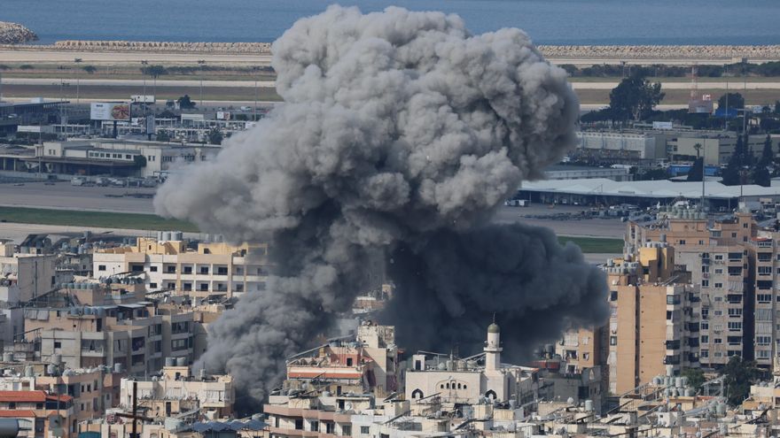 Columnas de humo se elevan tras un ataque aéreo israelí en Dahieh, un suburbio del sur de Beirut, este miércoles.