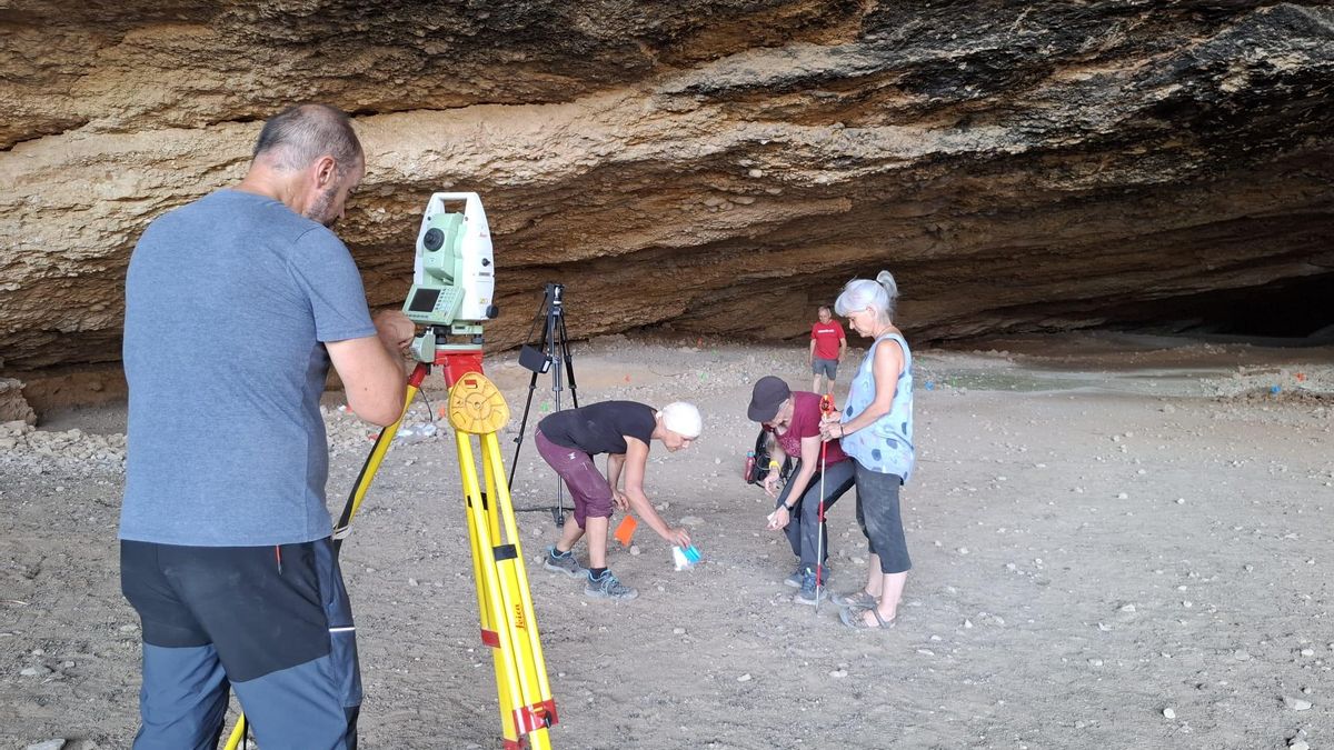 El profesor y arqueólogo Rafael Domingo geolocaliza uno de los elementos recuperados en la Cueva de Chaves.