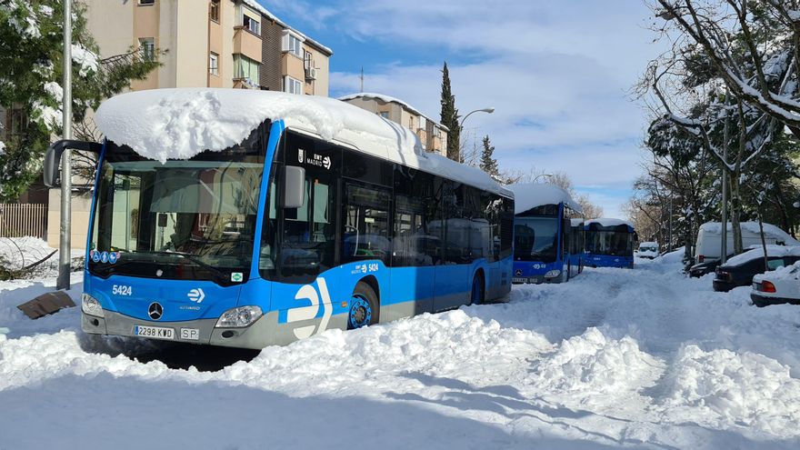 Varios autobuses de la Empresa Municipal de Transportes  (EMT) tras la nevada fruto del temporal Filomena, en Madrid (España), a 10 de enero de 2021.