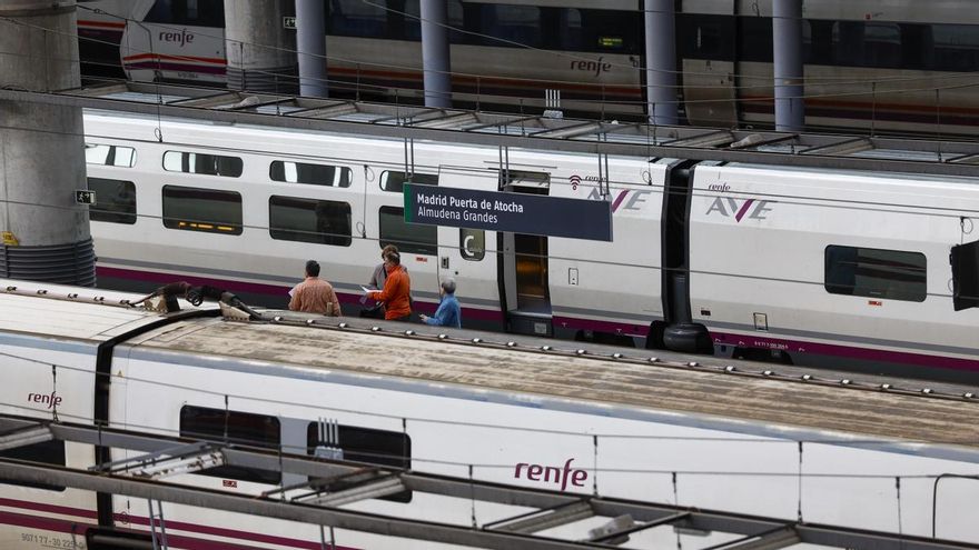 Varios trenes de alta velocidad en la Estación de Tren de Atocha este lunes.