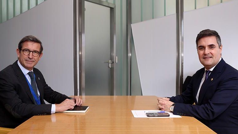 El consejero de Industria de la Junta de Andalucía, Jorge Paradela, y de Industria, Transición Energética y Sostenibilidad del Gobierno Vasco, Mikel Jauregi, en la reunión celebrada en Bilbao.