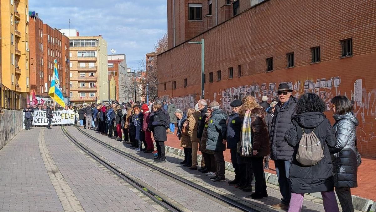 Manifestación contra el enterramiento de las vías de la línea de Feve en León capital