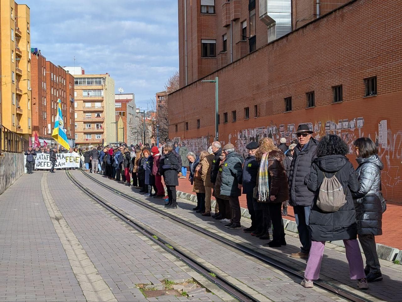 Manifestación contra el enterramiento de las vías de la línea de Feve en León capital.
