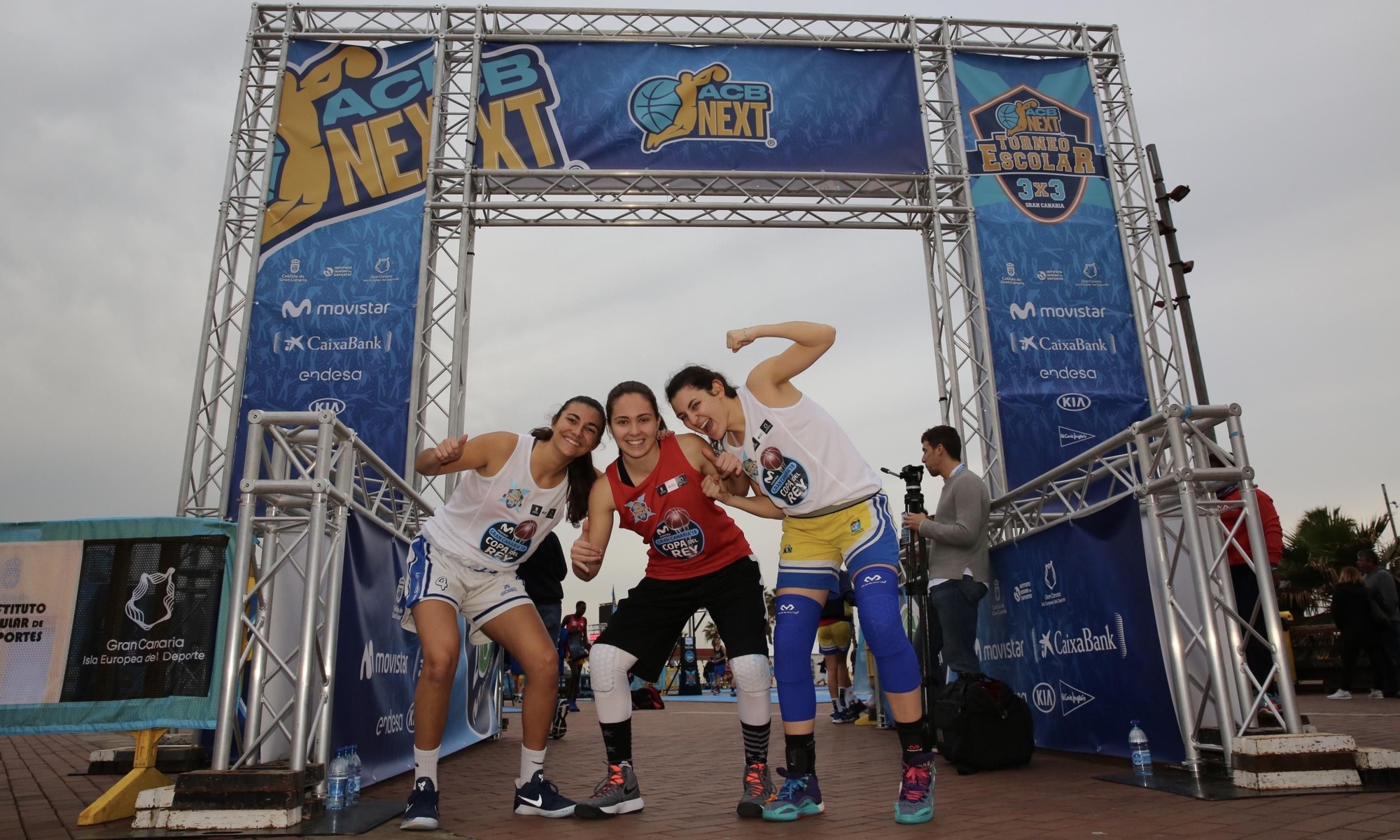 Fanzone Movistar en la Plaza de la Música con pistas de baloncesto. (Alejandro Ramos).