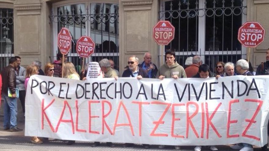 Concentración de Stop Desahucios frente al Parlamento en el momento en que se debatía la Ley de Vivienda.