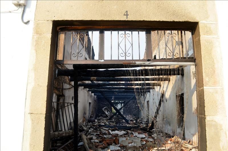 Las llamas han obligado a evacuar a la población de Hoyos, la tercera localidad que tiene que ser desalojada por el incendio de la Sierra de Gata. / EFE.