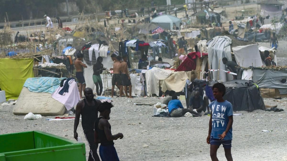 Vista de la playa ‘El Trampolín’ de Ceuta donde se encuentran migrantes que llegaron a la playa del Tarajal. EFE/ Reduan
