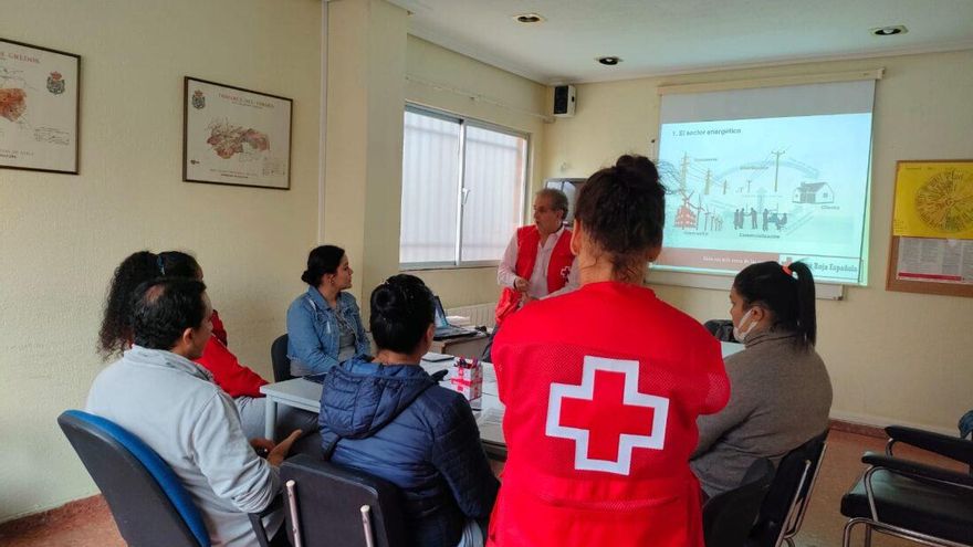 Cruz Roja prevé triplicar la atención por pobreza energética: "Cada vez más familias tienen que elegir entre llenar la nevera y poner la calefacción"