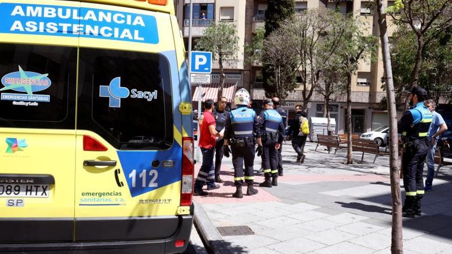 Detenido por apuñalar a su expareja en una plaza de Salamanca