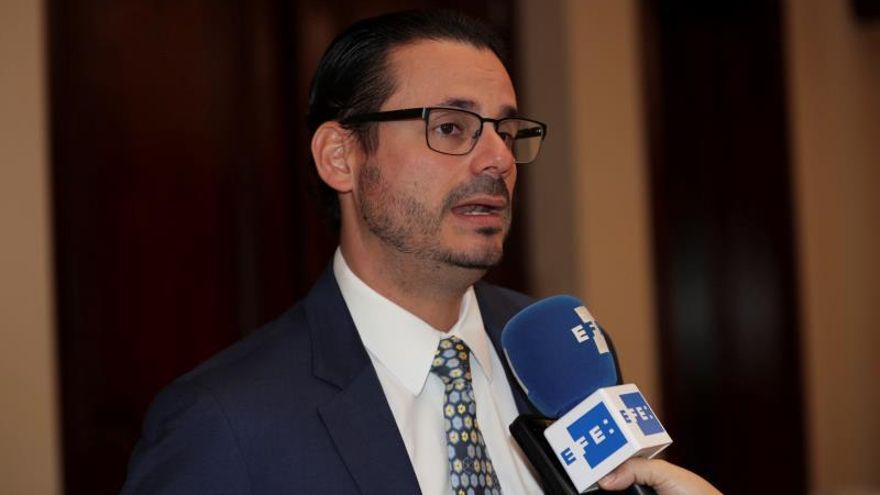 El director del Centro Latinoamericano para la Competitividad y el Desarrollo Sostenible del INCAE Business School, Octavio Martínez, habla el miércoles 23 de octubre durante una entrevista con Efe en Tegucigalpa (Honduras).