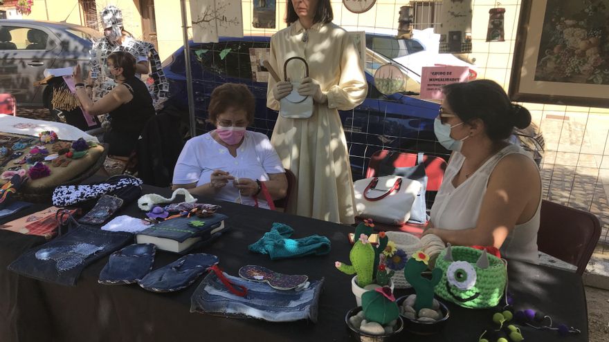 Marta Pinilla con Mari Carmen y el grupo de manualidades de Buitrago