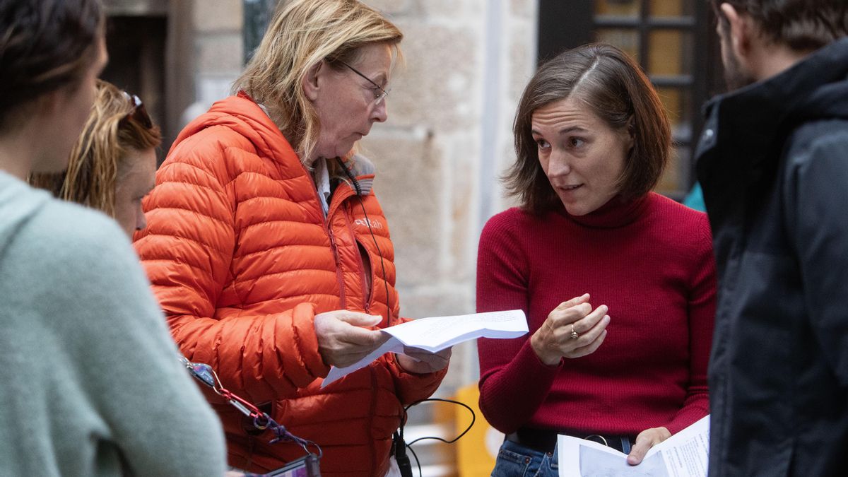 La directora Carla Simón (a la derecha) conversando con la directora de fotografía Hélène Louvart durante el rodaje de su película 'Romería', en Vigo (Pontevedra).