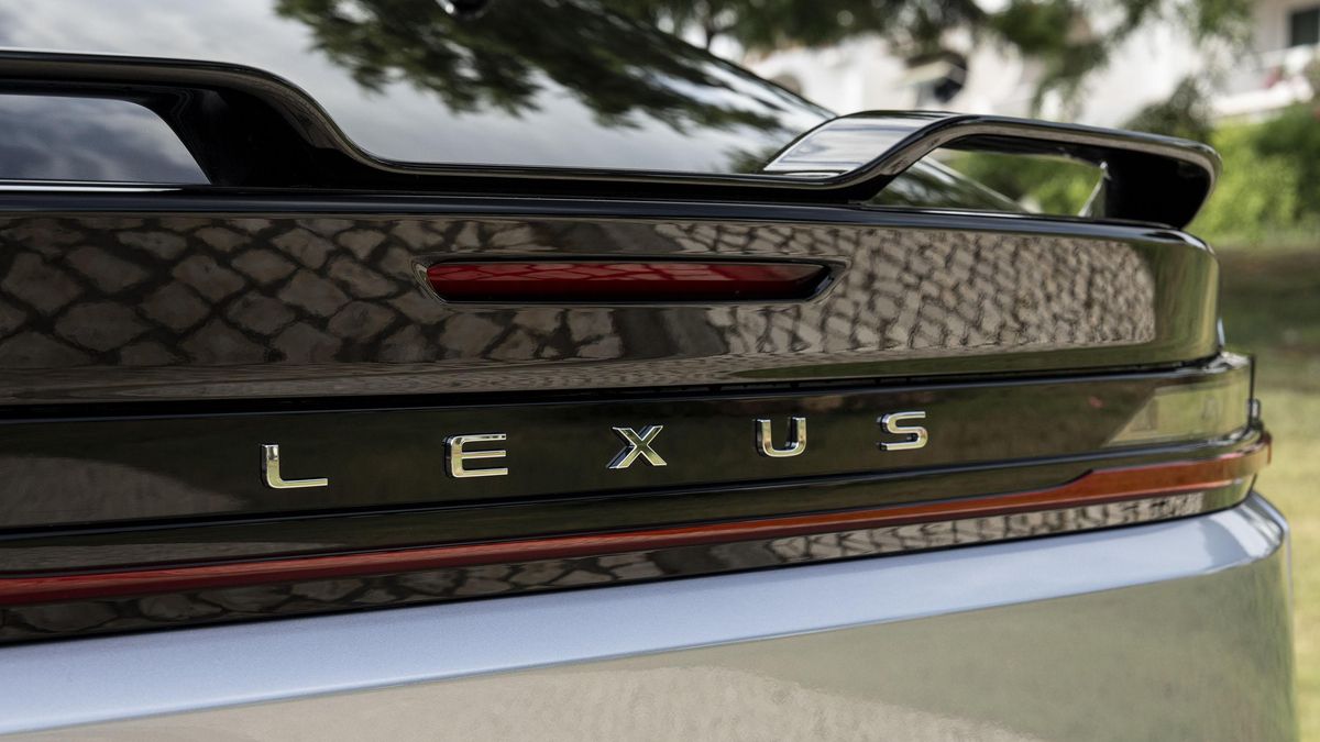 Detalle del doble 'spoiler' del RZ 550e F Sport.