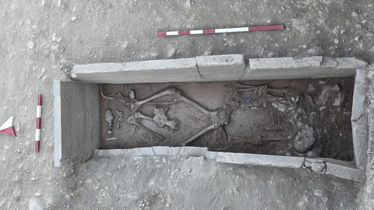 Una tumba de 2.400 años podría devolver del olvido la historia de un antiguo luchador gracias a sus monedas
