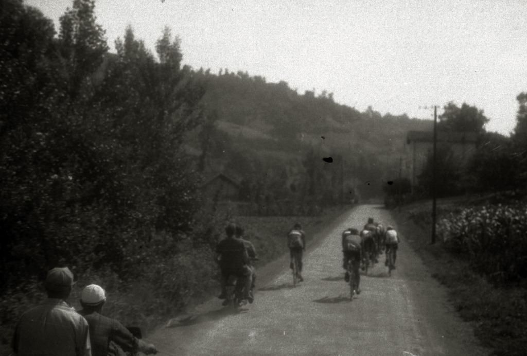 La carrera, por una carretera de fuera de la ciudad