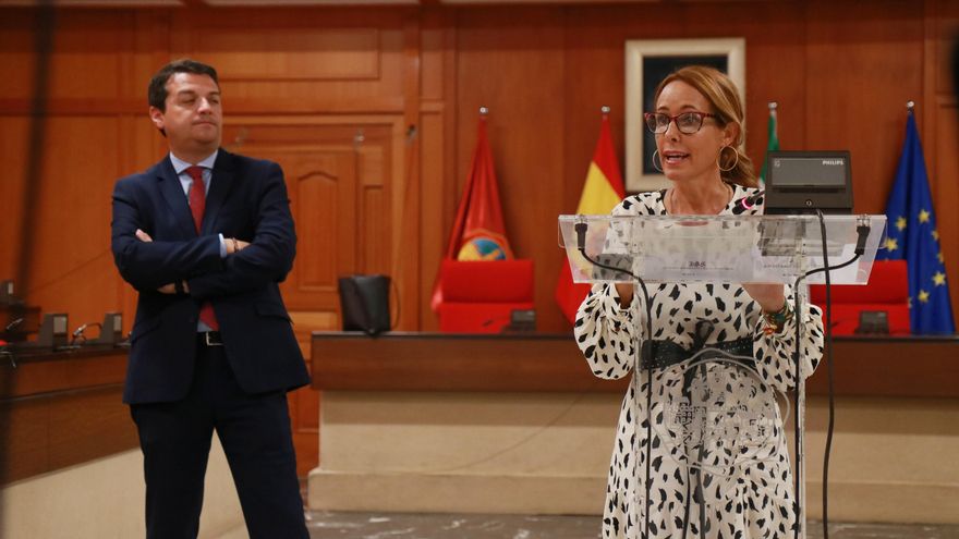 El alcalde y la concejala de Cultura presentando la exposición