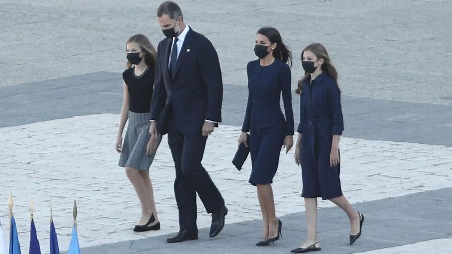 LOS REYES JUNTO A SUS HIJAS EN EL HOMANEJA A LAS VÍCTIMAS DE COVID-19