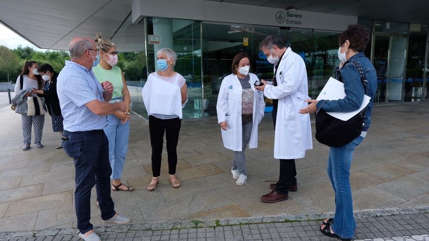 Los representantes de EH Bildu Juan Karlos Izagirre y Rebeka Ubera en el exterior del Onkologikoa de San Sebastián