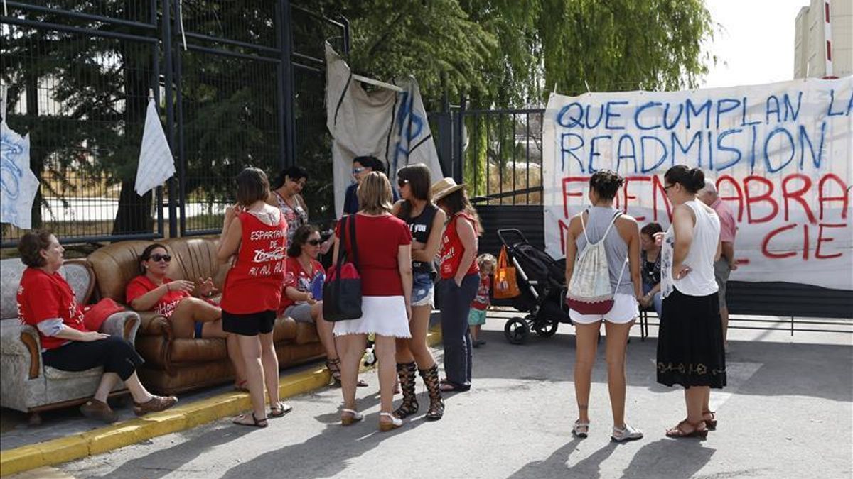 Trabajadores afectados por el ERE de Coca-Cola en el campamento que instalaron en Fuenlabrada.