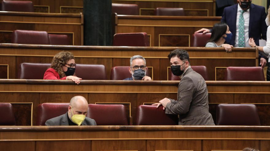 Archivo - El diputado de ERC por Tarragona, Jordi Salvador i Duch y el portavoz parlamentario de ERC, Gabriel Rufián durante una sesión plenaria