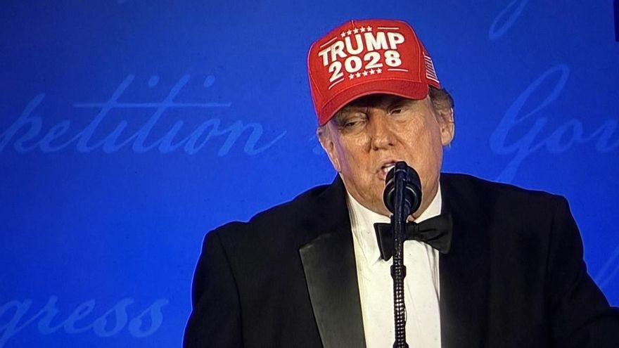 Trump reparte insultos en la cena de corresponsales repetida por el intento de atentado y amaga con presentarse de nuevo a la presidencia