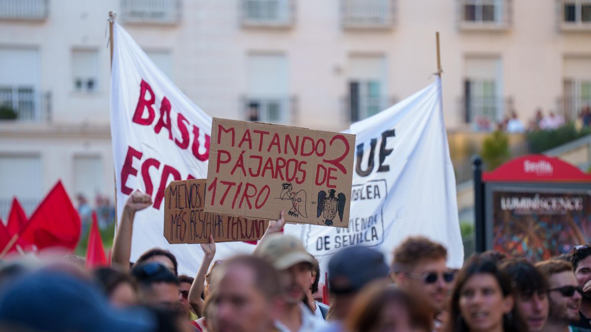 Imágenes de la manifestación por las calles de Sevilla por el derecho a la vivienda. A 2 de octubre de 2026 en Sevilla, Andalucía (España).