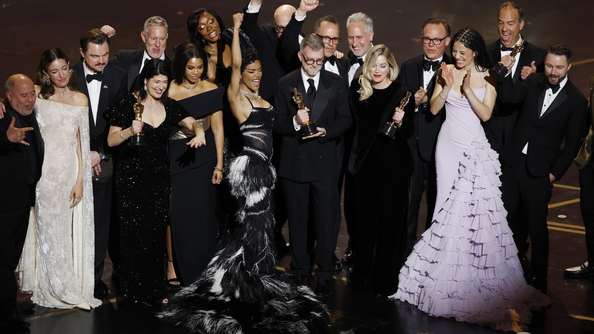 Paul Thomas Anderson (C) y la productora Sara Murphy (centro derecha) celebran con el elenco y el equipo en el escenario tras ganar el Oscar a la Mejor Película por 'Una batallas tras otra' durante la 98.ª ceremonia anual de los Premios Óscar en el Dolby Theatre de Los Ángeles, California, EE. UU., el 15 de marzo de 2026. EFE/EPA/CHRIS TORRES