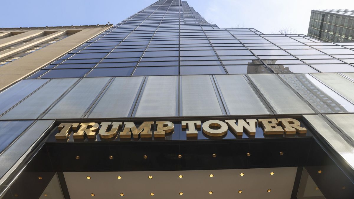 La policía trabaja fuera de Trump Tower después de que manifestantes de Jewish Voice for Peace ocuparan el atrio del edificio, pidiendo la liberación de Mahmoud Khalil, en Nueva York, Nueva York, EE. UU., 13 de marzo de 2025. EFE/SARAH YENESEL