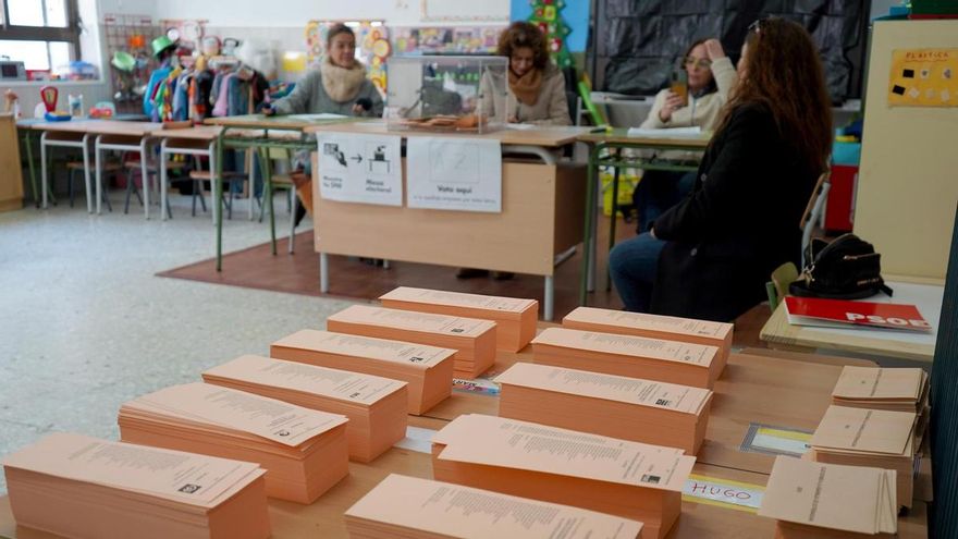 Papeletas en el colegio electoral Inés de Suárez de Plasencia, el 21 de diciembre de 2025