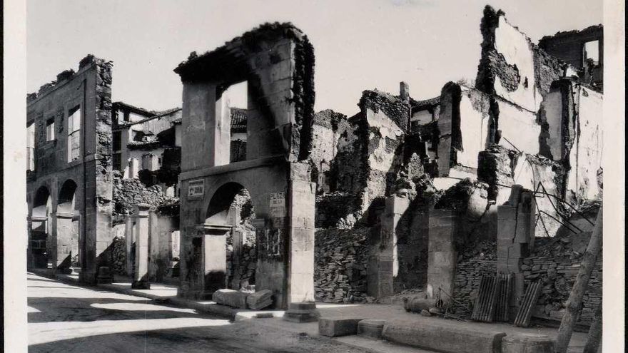 "Edificios de una de las calles principales de la población incendiados por los rojos".