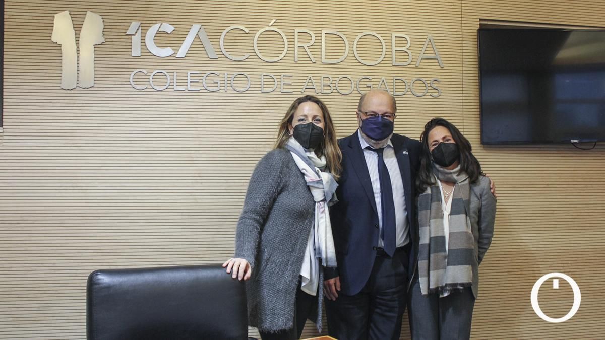 El decano del Colegio de Abogados de Córdoba, Carlos Arias López, entrega las ayudas destinadas a asociaciones y ONG