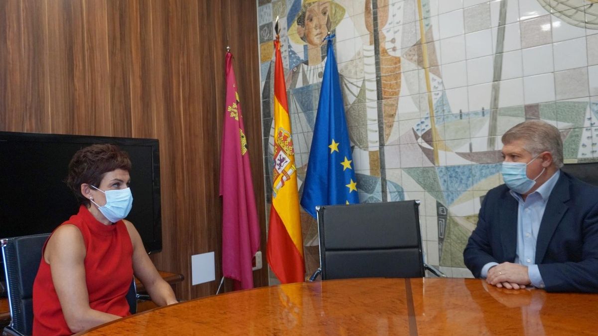 La alcaldesa de Beniel junto al delegado del Gobierno