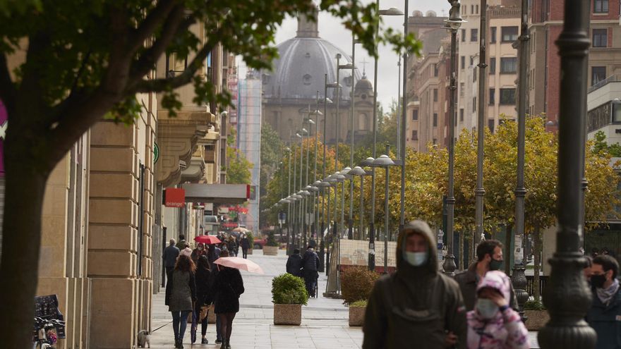 Archivo - Transeúntes pasean por una calle de Pamplona protegidos con mascarilla debido a la crisis sanitaria del Covid-19, en Pamplona, Navarra, (España), a 11 de octubre de 2020