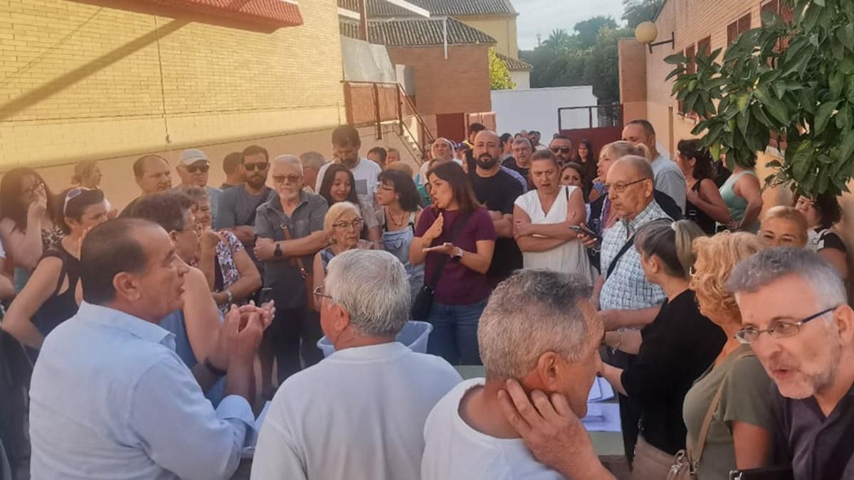 Votación por la zona de aparcamiento en el barrio de El Zumbacón