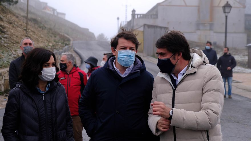 Isabel Díaz Ayuso, Alfonso Fernández Mañueco y Juan Carlos Suárez Quiñones, en Navacerrada.