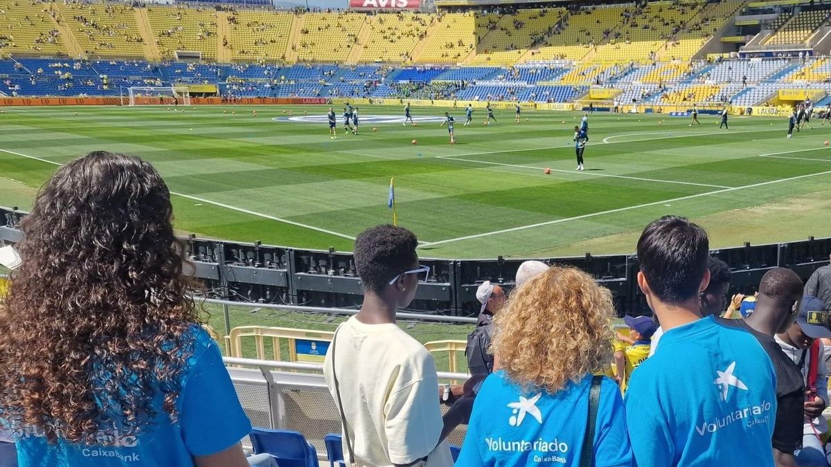 La ‘Grada Solidaria’ de la Fundación “la Caixa” permite disfrutar de los partidos de la UD Las Palmas a más de 250 personas en riesgo de exclusión
