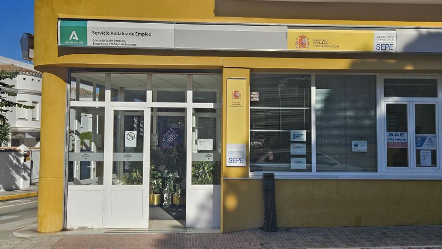Andalucía lidera la bajada del paro en marzo con 8.836 desempleados menos