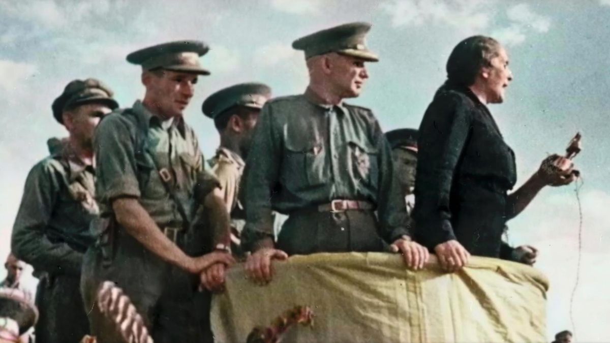 La Pasionaria da un discurso en el frente