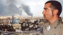 José Couso en un balcón Hotel Palestina de Bagdad desde el que se ve la plaza Firdus. Marzo de 2003