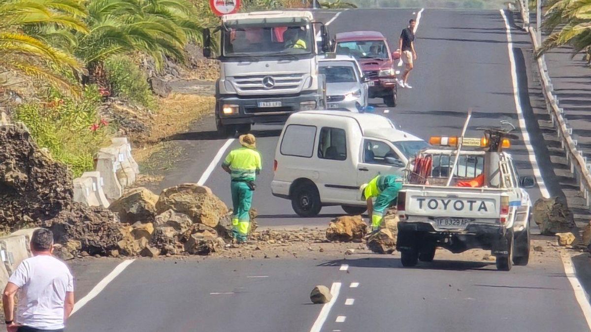 Carretera del aeropuerto de La Palma cerrada por un desprendimiento.