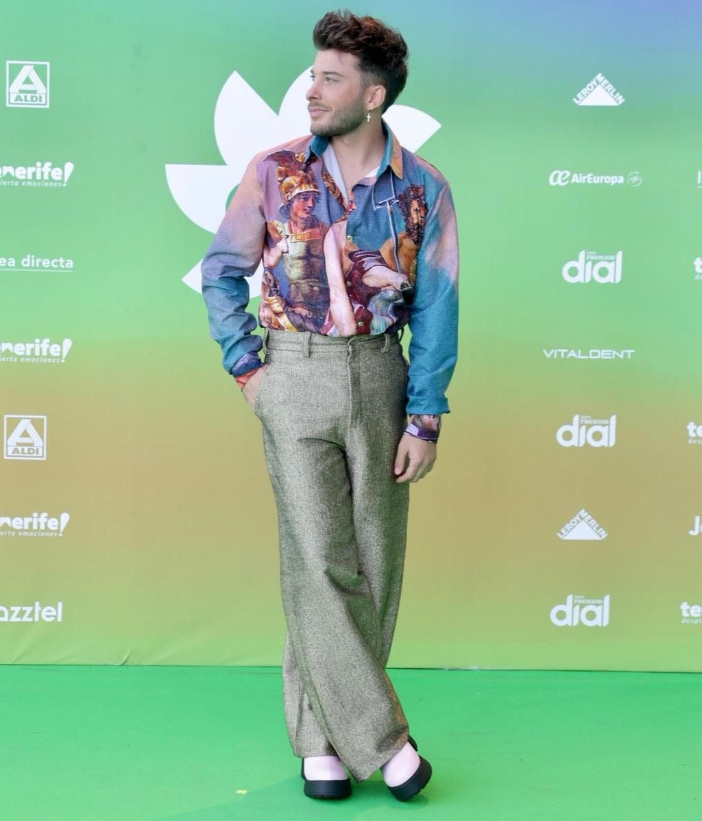 Blas Cantó deslumbró con camisa estampada con motivos renacentistas y la pieza estrella fue el pantalón de tejido arsenal de Solveida y La Palma Artesanía.