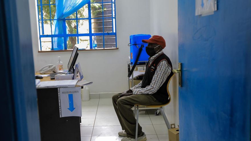 Un hombre espera para vacunarse en Nairobi, en una imagen de archivo.