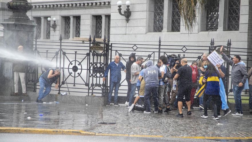 La represión policial convirtió a la marcha de jubilados e hinchas en un caos: heridos graves y más de 100 detenidos