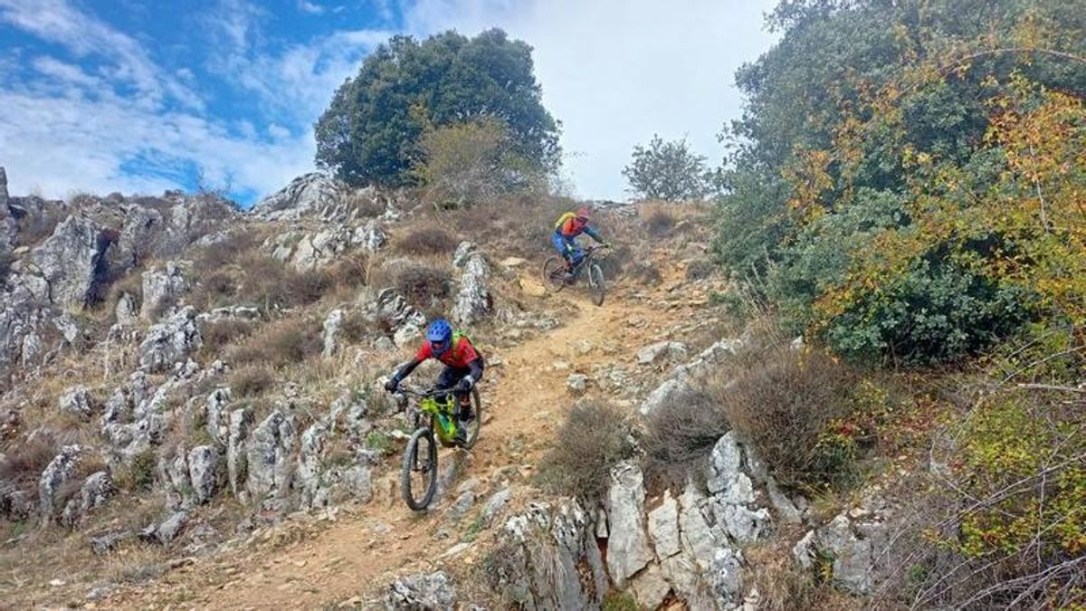 Herida una ciclista de 27 años al caer en la 'bajada Planeta Calleja' de la Zona Alfa León de La Pola de Gordón
