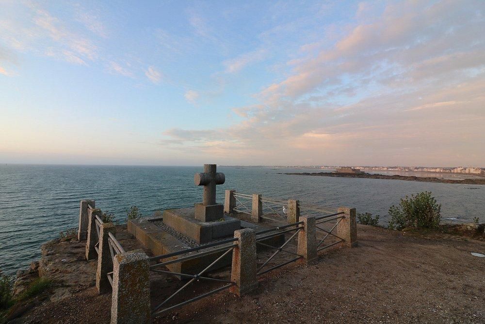 Tumba de Chateaubriand en la isla de Grand Bé, Saint-Malo, Bretaña francesa.