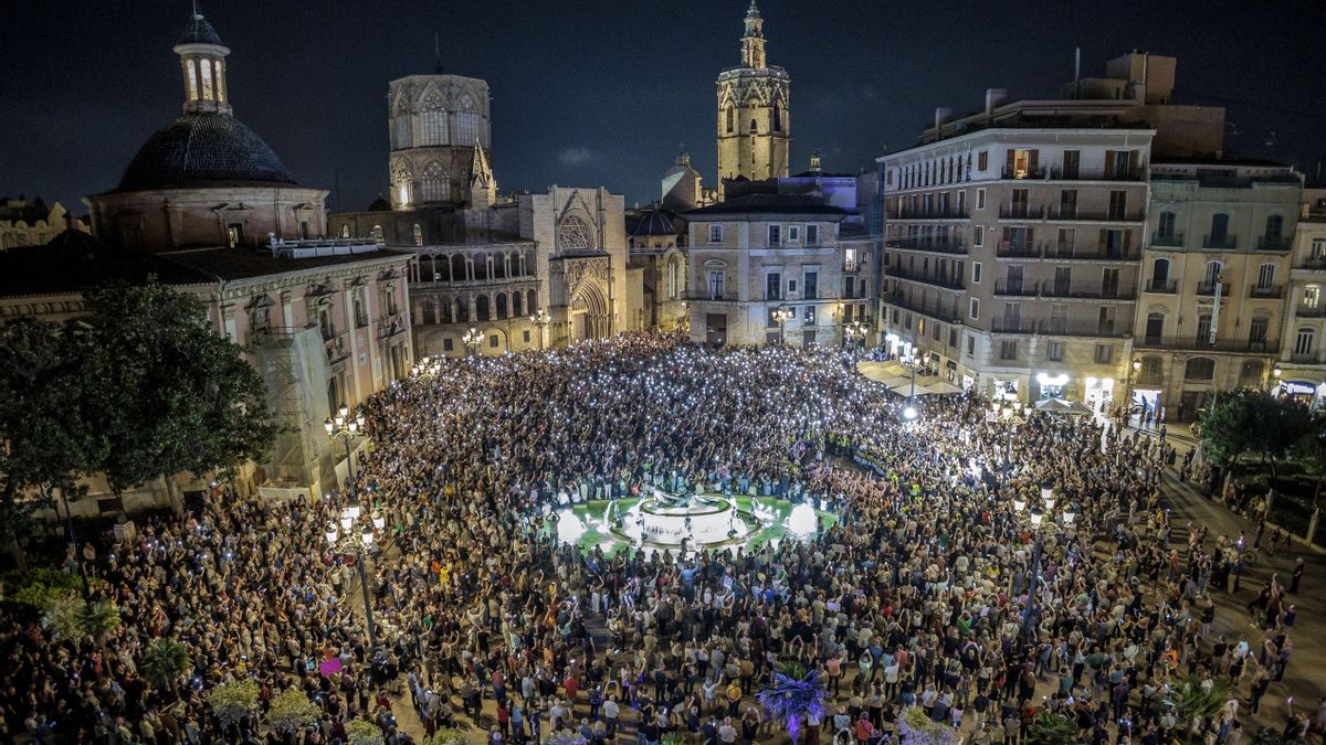 La manifestación por la dimisión de Carlos Mazón ha terminado en la plaza de la Virgen de València