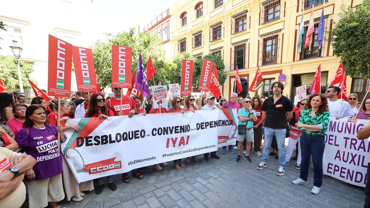 CCOO y UGT denuncian la "precariedad" de las plantillas de la dependencia y exigen a la Junta mejorar sus condiciones