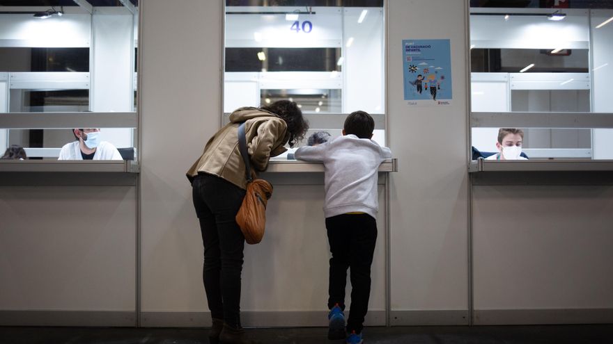 Las vacunas amortiguan los peores casos de la ola más contagiosa