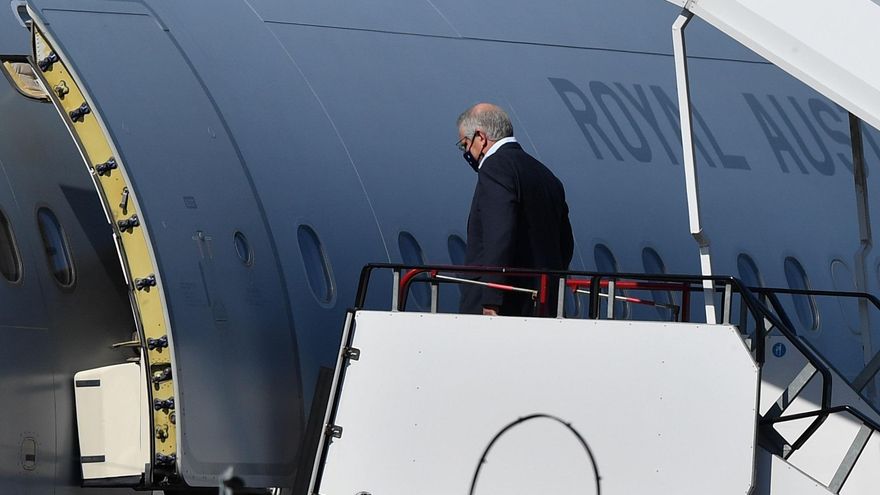 El primer ministro australiano, Scott Morrison, ha emprendido este lunes un viaje oficial a EEUU, a bordo de un avión de la Royal Australian Airforce. EFE/EPA/JOEL CARRETT